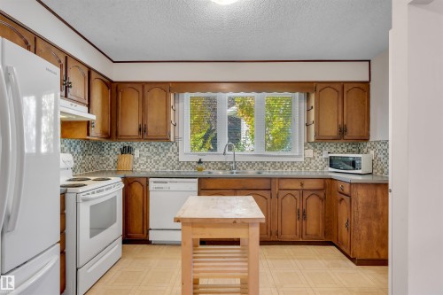 232 Ranchview Place Nw, Calgary, AB - Indoor Photo Showing Kitchen