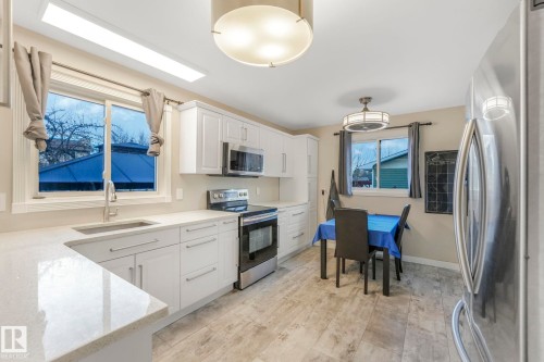 5924 152A Avenue, Edmonton, AB - Indoor Photo Showing Kitchen