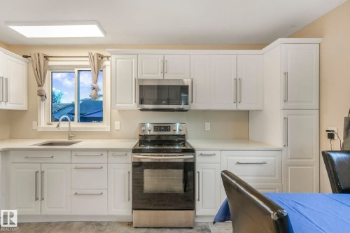 5924 152A Avenue, Edmonton, AB - Indoor Photo Showing Kitchen