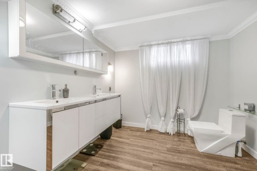 5924 152A Avenue, Edmonton, AB - Indoor Photo Showing Bathroom