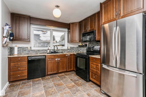 8412 71 Street, Edmonton, AB - Indoor Photo Showing Kitchen