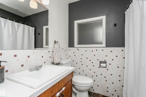 8412 71 Street, Edmonton, AB - Indoor Photo Showing Bathroom