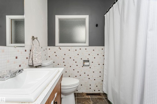 8412 71 Street, Edmonton, AB - Indoor Photo Showing Bathroom