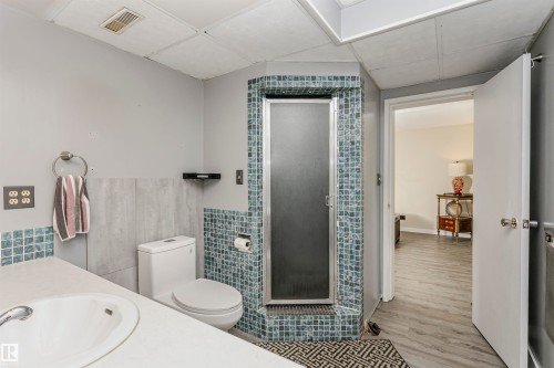8412 71 Street, Edmonton, AB - Indoor Photo Showing Bathroom