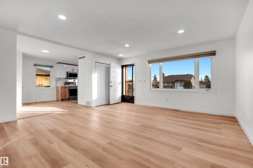 1912 151 Avenue, Edmonton, AB - Indoor Photo Showing Living Room