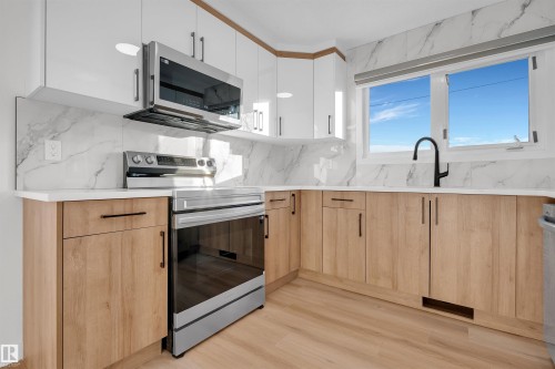 1912 151 Avenue, Edmonton, AB - Indoor Photo Showing Kitchen