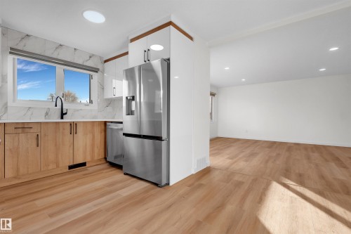 1912 151 Avenue, Edmonton, AB - Indoor Photo Showing Kitchen