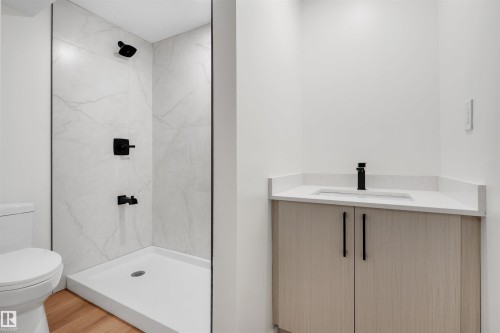 1912 151 Avenue, Edmonton, AB - Indoor Photo Showing Bathroom