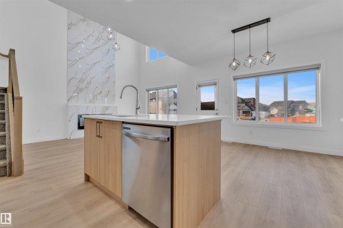 2 Cobblestone Gate, Spruce Grove, AB - Indoor Photo Showing Kitchen