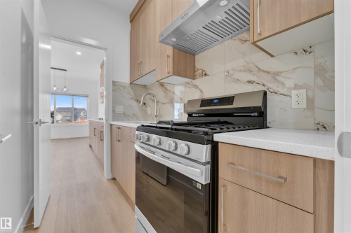 2 Cobblestone Gate, Spruce Grove, AB - Indoor Photo Showing Kitchen With Upgraded Kitchen