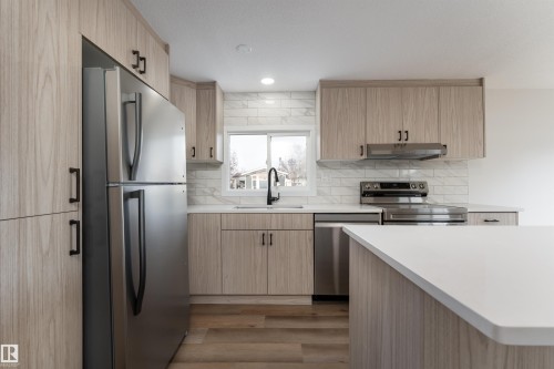 2001 West View Green, Edmonton, AB - Indoor Photo Showing Kitchen With Stainless Steel Kitchen With Upgraded Kitchen