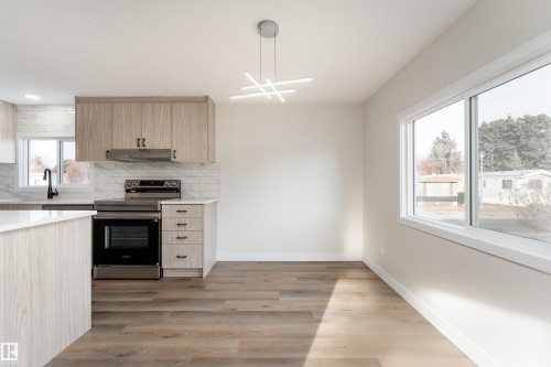 2001 West View Green, Edmonton, AB - Indoor Photo Showing Kitchen