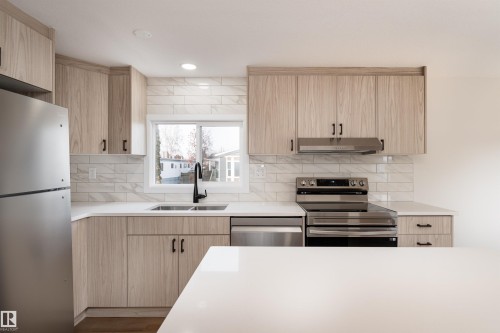 2001 West View Green, Edmonton, AB - Indoor Photo Showing Kitchen With Stainless Steel Kitchen With Double Sink