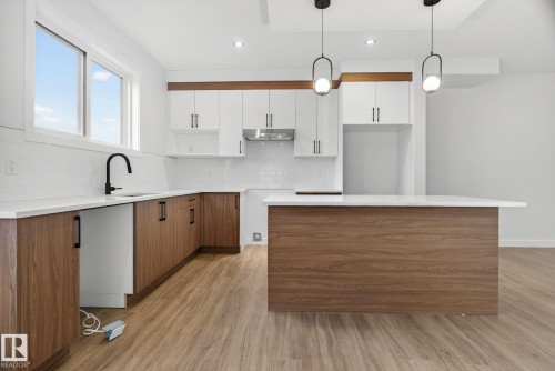 130 Pierwyck Loop, Spruce Grove, AB - Indoor Photo Showing Kitchen