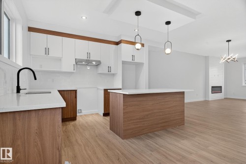 130 Pierwyck Loop, Spruce Grove, AB - Indoor Photo Showing Kitchen With Upgraded Kitchen