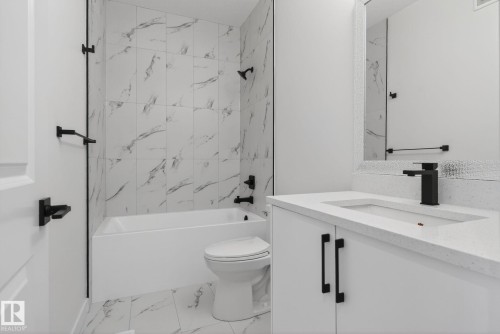 130 Pierwyck Loop, Spruce Grove, AB - Indoor Photo Showing Bathroom