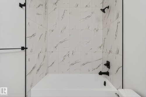 130 Pierwyck Loop, Spruce Grove, AB - Indoor Photo Showing Bathroom