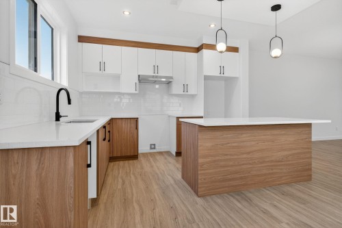 132 Pierwyck Loop, Spruce Grove, AB - Indoor Photo Showing Kitchen With Upgraded Kitchen