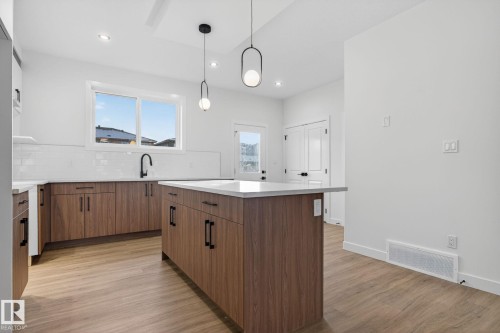 134 Pierwyck Loop, Spruce Grove, AB - Indoor Photo Showing Kitchen