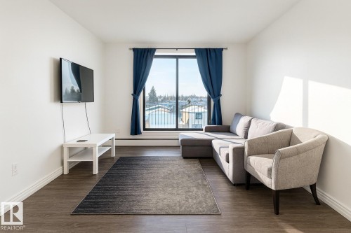 404 3610 43 Avenue, Edmonton, AB - Indoor Photo Showing Living Room