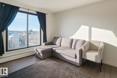 404 3610 43 Avenue, Edmonton, AB - Indoor Photo Showing Living Room