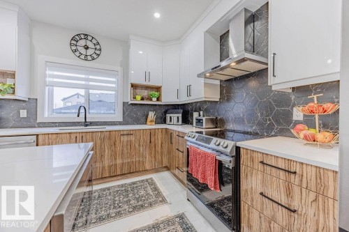 4 Chambery Crescent, St. Albert, AB - Indoor Photo Showing Kitchen With Upgraded Kitchen