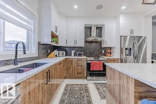 4 Chambery Crescent, St. Albert, AB - Indoor Photo Showing Kitchen With Double Sink With Upgraded Kitchen