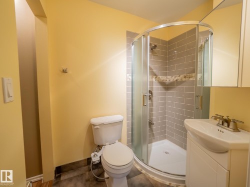 11163 69 Street, Edmonton, AB - Indoor Photo Showing Bathroom