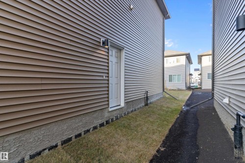 View of side of home with crawl space and a yard - 6320 King Wynd, Edmonton, AB - Outdoor