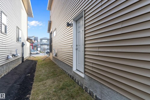 View of side of property featuring a yard - 6320 King Wynd, Edmonton, AB - Outdoor