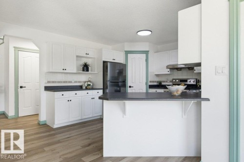 1112 118A Street Nw, Edmonton, AB - Indoor Photo Showing Kitchen