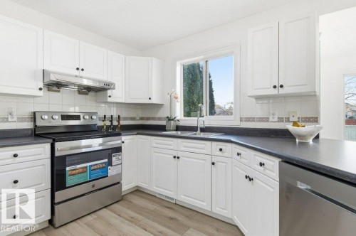 1112 118A Street Nw, Edmonton, AB - Indoor Photo Showing Kitchen