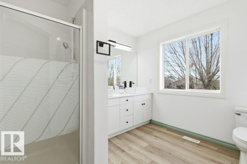 1112 118A Street Nw, Edmonton, AB - Indoor Photo Showing Bathroom