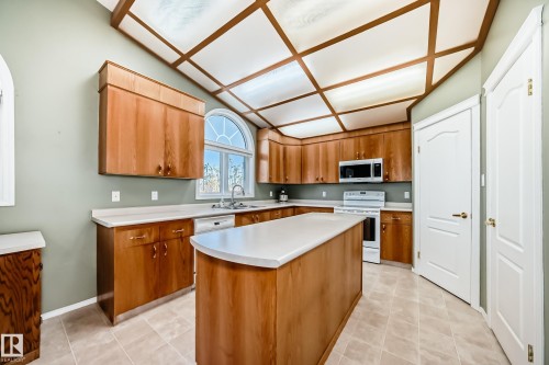 22 Lakewood Cove N, Spruce Grove, AB - Indoor Photo Showing Kitchen