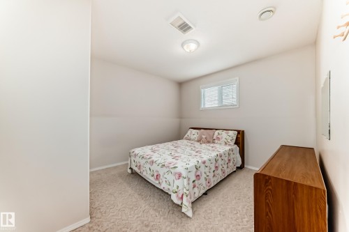 22 Lakewood Cove N, Spruce Grove, AB - Indoor Photo Showing Bedroom