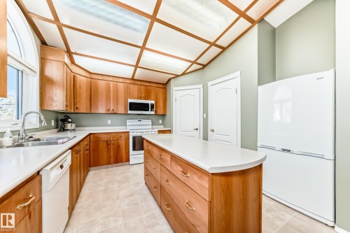 22 Lakewood Cove N, Spruce Grove, AB - Indoor Photo Showing Kitchen With Double Sink