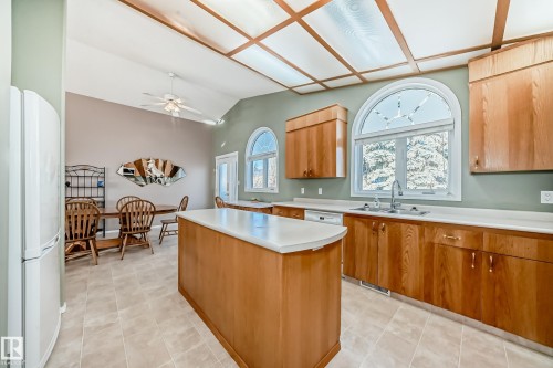 22 Lakewood Cove N, Spruce Grove, AB - Indoor Photo Showing Kitchen With Double Sink