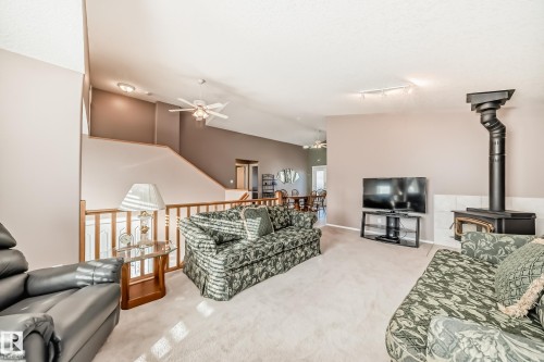 22 Lakewood Cove N, Spruce Grove, AB - Indoor Photo Showing Living Room