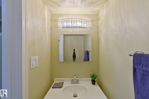 Bathroom with vanity - 112 Dickinsfield Court Nw, Edmonton, AB - Indoor Photo Showing Bathroom