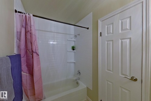 112 Dickinsfield Court Nw, Edmonton, AB - Indoor Photo Showing Bathroom
