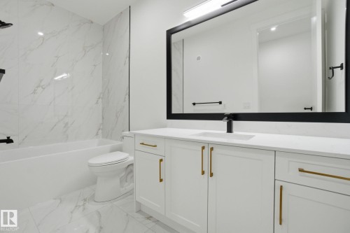 3309 Chernowski Way, Edmonton, AB - Indoor Photo Showing Bathroom