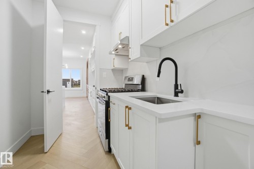 3309 Chernowski Way, Edmonton, AB - Indoor Photo Showing Kitchen With Upgraded Kitchen