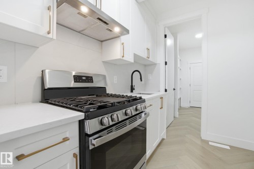 3309 Chernowski Way, Edmonton, AB - Indoor Photo Showing Kitchen