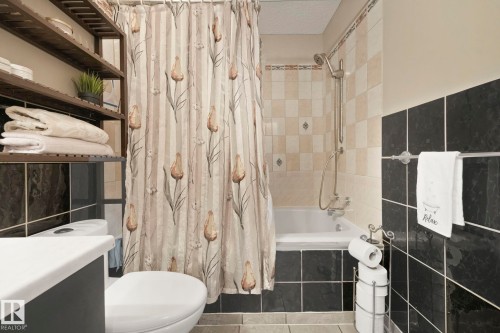 9540 177 Avenue, Edmonton, AB - Indoor Photo Showing Bathroom