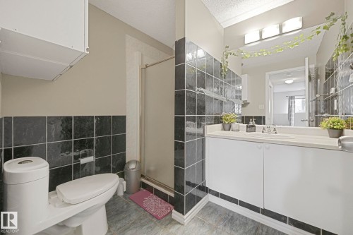 9540 177 Avenue, Edmonton, AB - Indoor Photo Showing Bathroom