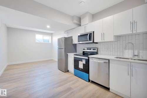 374 Bluff Cove, Leduc, AB - Indoor Photo Showing Kitchen