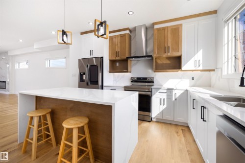 10711 52 Street, Edmonton, AB - Indoor Photo Showing Kitchen With Upgraded Kitchen