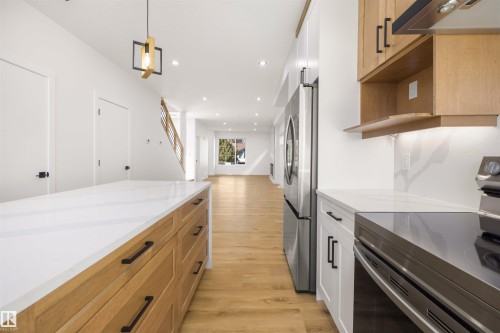 10711 52 Street, Edmonton, AB - Indoor Photo Showing Kitchen With Upgraded Kitchen