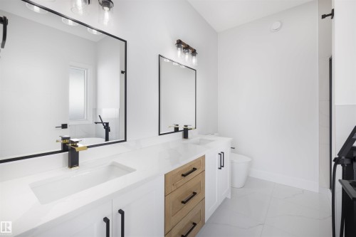 10711 52 Street, Edmonton, AB - Indoor Photo Showing Bathroom