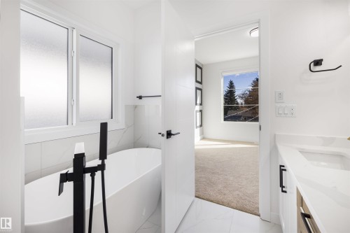 10711 52 Street, Edmonton, AB - Indoor Photo Showing Bathroom